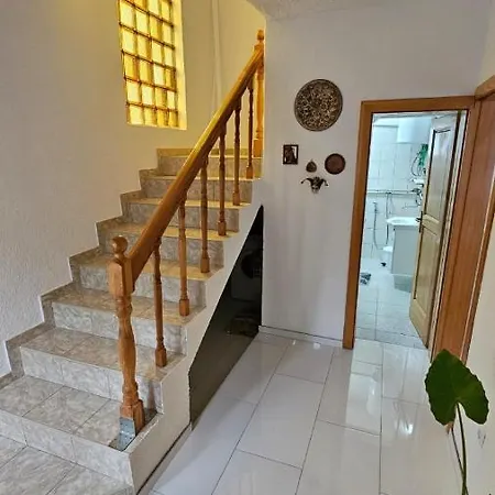 Naza كولين فاكوف